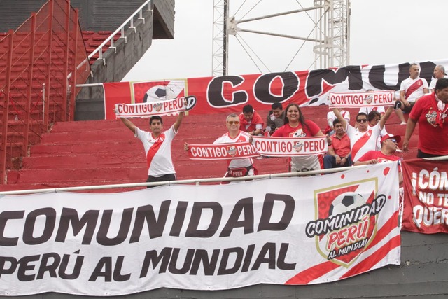 Hinchas peruanos alientan a la selección previo a su encuentro con Paraguay en Ciudad del Este. Foto: Alan Ramírez