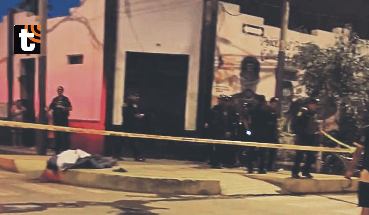 El cuerpo de Luis Arturo Eyzaguirre Chávez quedó tirado en la vía pública.