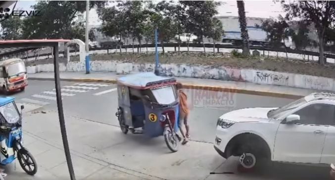 En las imágenes se ve como un mototaxista retrocede su unidad sin mirar, provocando el desvío de la combi. Foto: Facebook