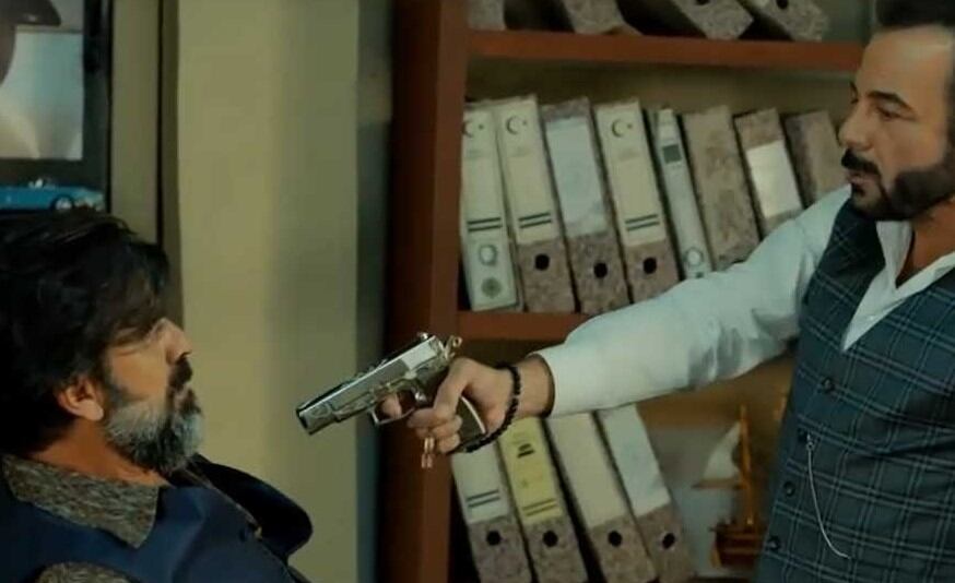 Fekeli amenazando a Abdülkadir con su pistola (Foto: Tims & B Productions)