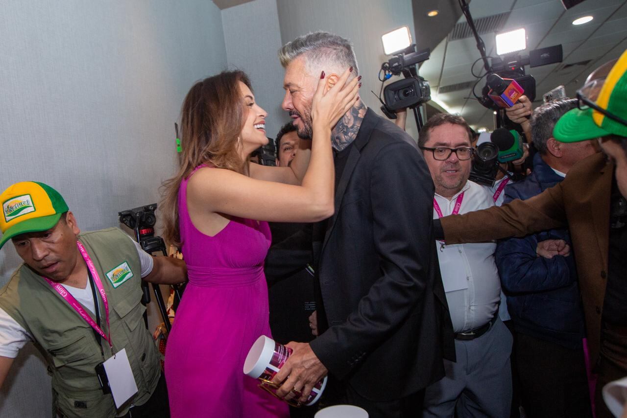 Tinelli estuvo en la conferencia de prensa de su novia y compartieron romántico momento. (Foto: Fernando Sangama)