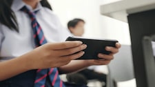 Gobierno publica norma que restringe el uso de celulares en los colegios