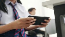 Gobierno publica norma que restringe el uso de celulares en los colegios