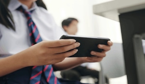 Gobierno publica norma que restringe el uso de celulares en los colegios