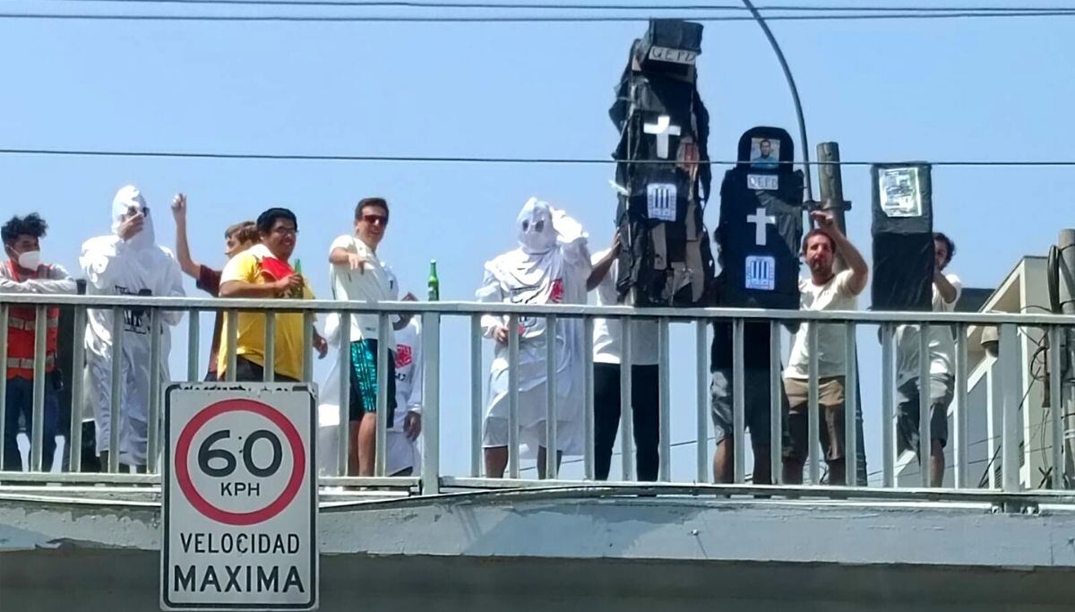 Barra de Universitario tomó puentes para jugarle broma a los 'compdres' (Foto: Twitter)