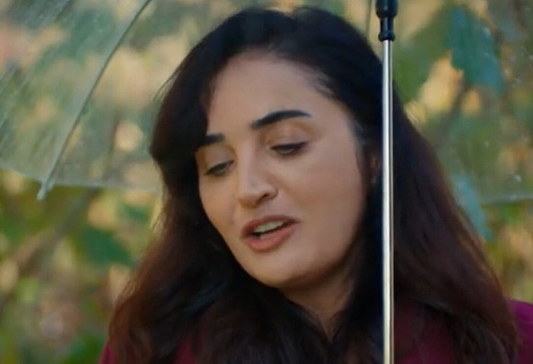 Sengül recoge el celular que tiró Akif y lo arregló. Tras ello, ve el video. (Foto: NG Medya)