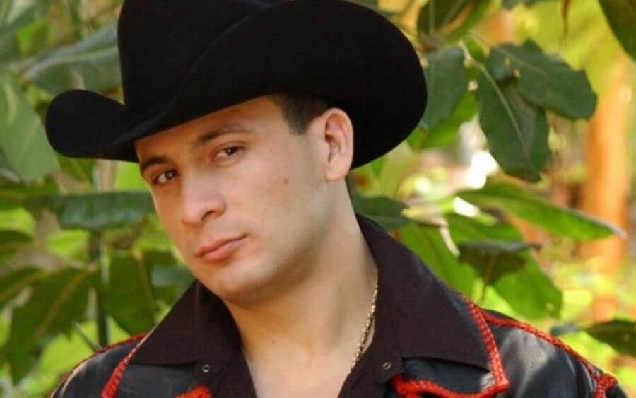 Valentín Elizalde, El Gallo de Oro, asesinado a tiros en 2006 tras actuar en un palenque de Reynosa. (Foto: Difusión).