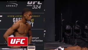 Peleador se desploma tras cumplir con el peso en la previa del UFC 324 | VIDEO