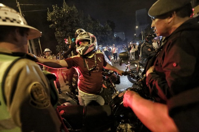 Caravana de motociclistas venezolanos recorren los alrededores del Estadio Nacional para alentar a la Vinotinto. Foto: Anthony Niño de Guzmán/ @photo.gec