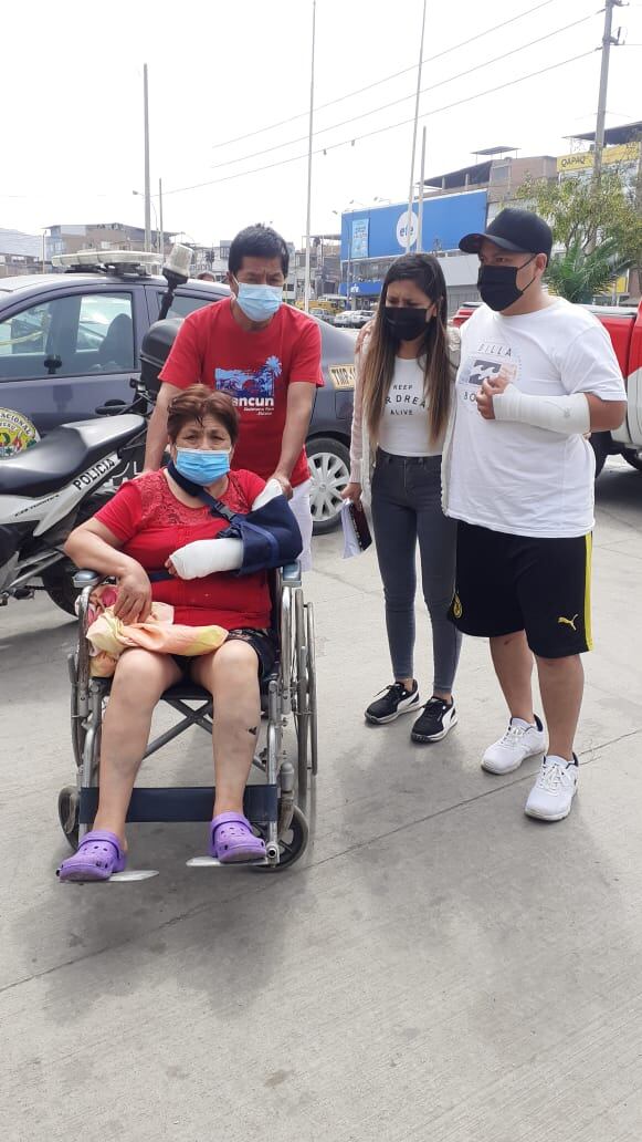 El mototaxista Christopher Fajardo Rojas (35) y su vecina Carmela Rodríguez Piñas (64), resultaron heridos. (fotos: Mónica Rochabrum/Trome)