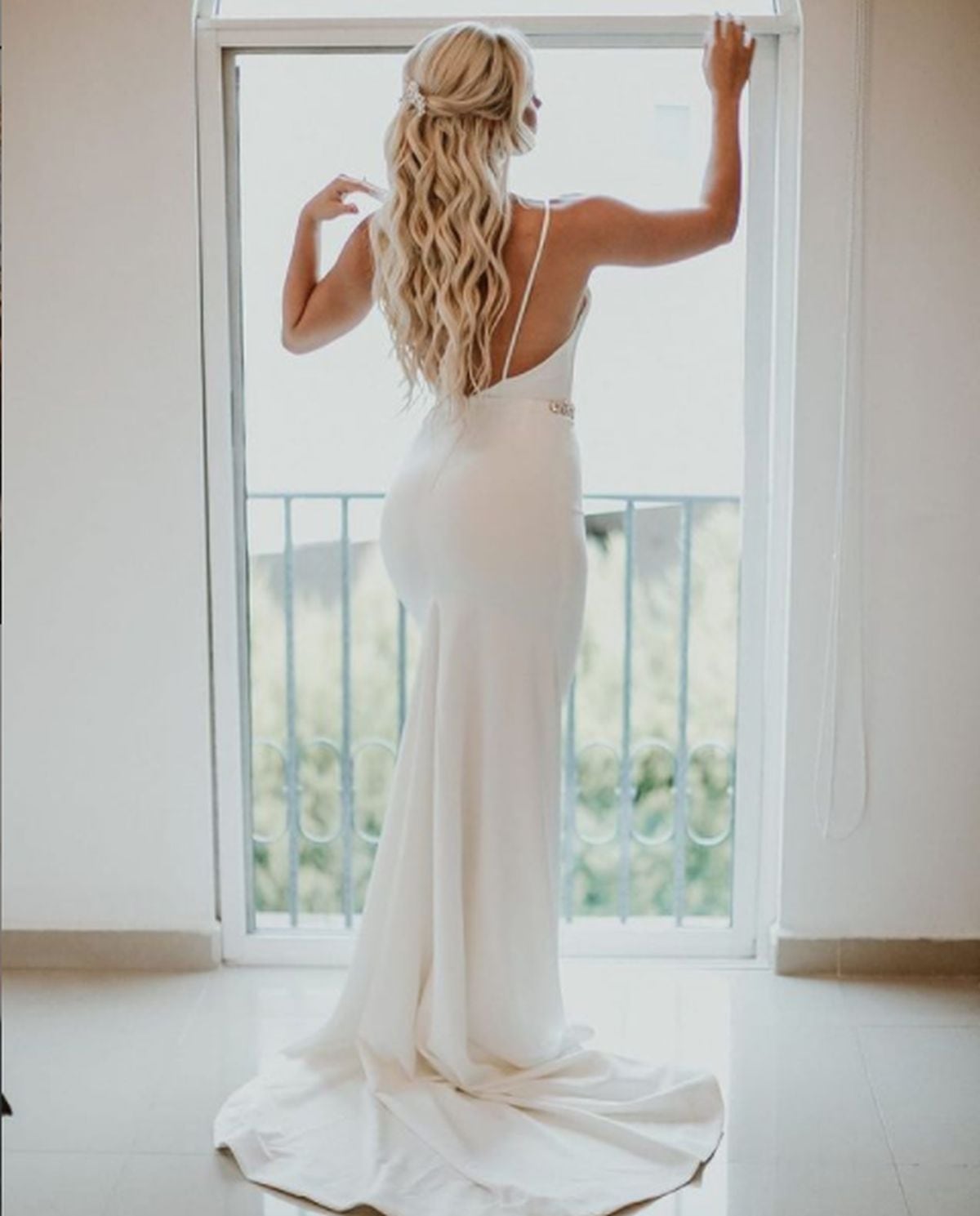 La argentina luciendo su vestido de novia. (Foto: Issa Vegas / Instagram)