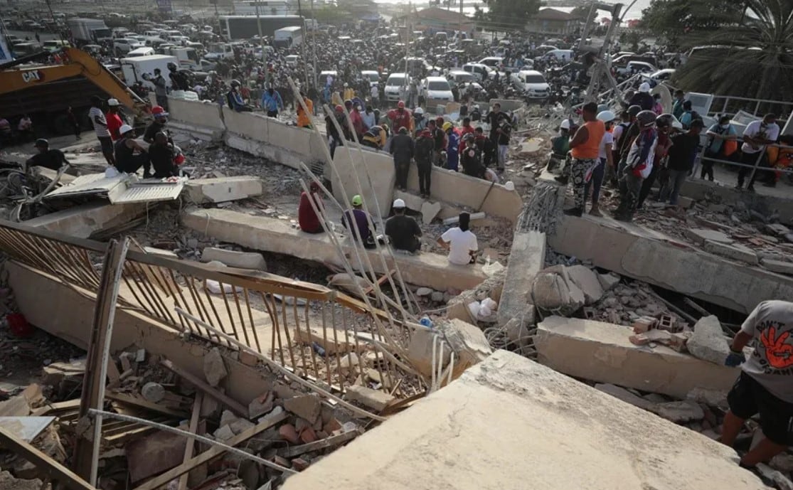Personas realizan labores de búsqueda en una zona afectada por un terremoto, en La Guaira (Venezuela). Foto: EFE