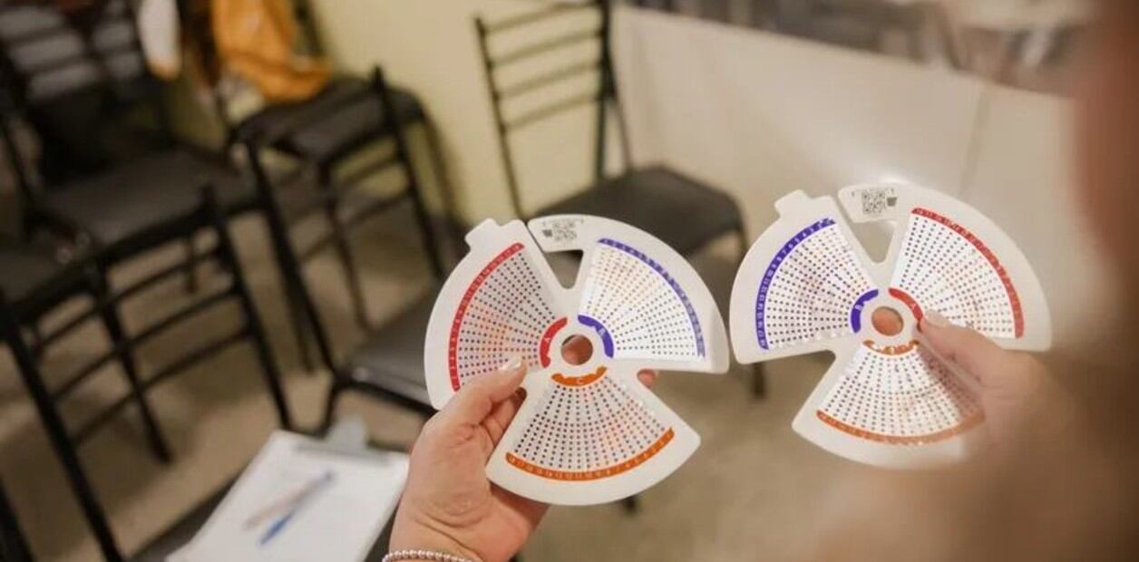 Crean parches con inteligencia artificial para detectar cáncer de mama a tiempo.