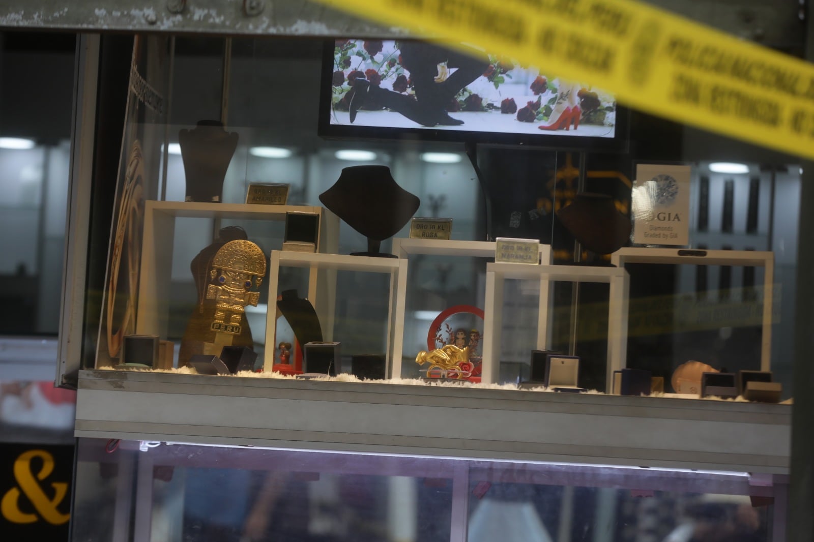 Algunas vitrinas terminaron vacías. Robo fue a las 11 de la noche del domingo. ! Foto: Violeta Ayasta / Diario Trome