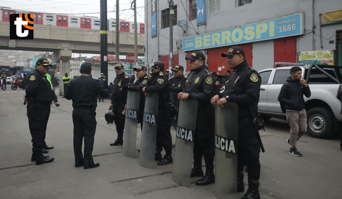 La Policía Nacional realizó esta mañana un operativo para recuperar los espacios públicos en el área de Gamarra y prevenir conflictos similares a los del 17 de julio en esta zona comercial. Foto: Britanie Arroyo/ @photo.gec
