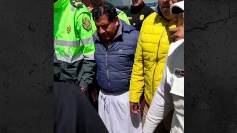 Alcalde fue obligado a caminar con pollera en Huánuco. Foto: TV Perú