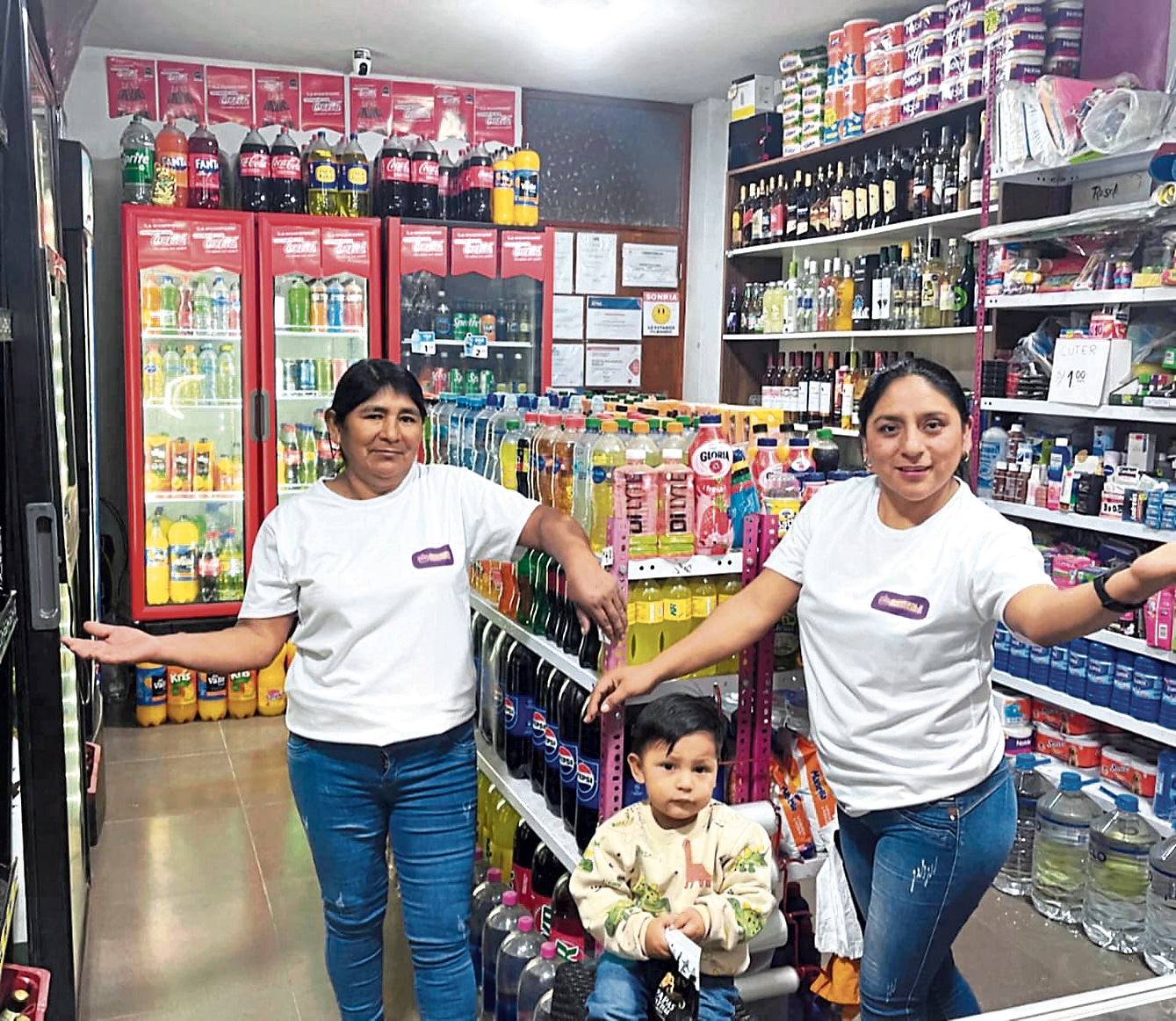 Emprendedora de Cañete con su familia.