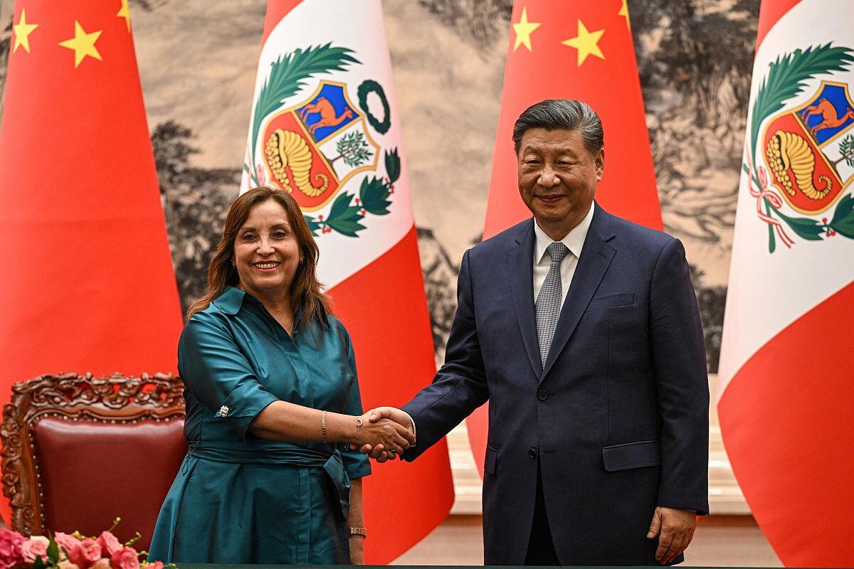 Dina Boluarte y Xi Jinping se reunieron en una cita oficial en Pekín para cerrar el viaje de la presidenta en China. (Foto: EFE)