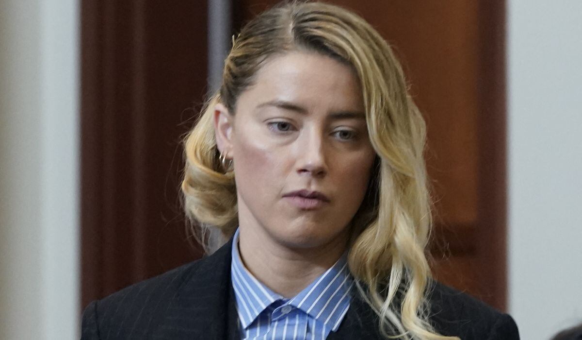 Amber Heard regresa del receso en el Tribunal de Circuito del Condado de Fairfax durante un caso de difamación en su contra por parte de su exesposo, el actor Johnny Depp (Foto: Elizabeth Frantz / AFP)