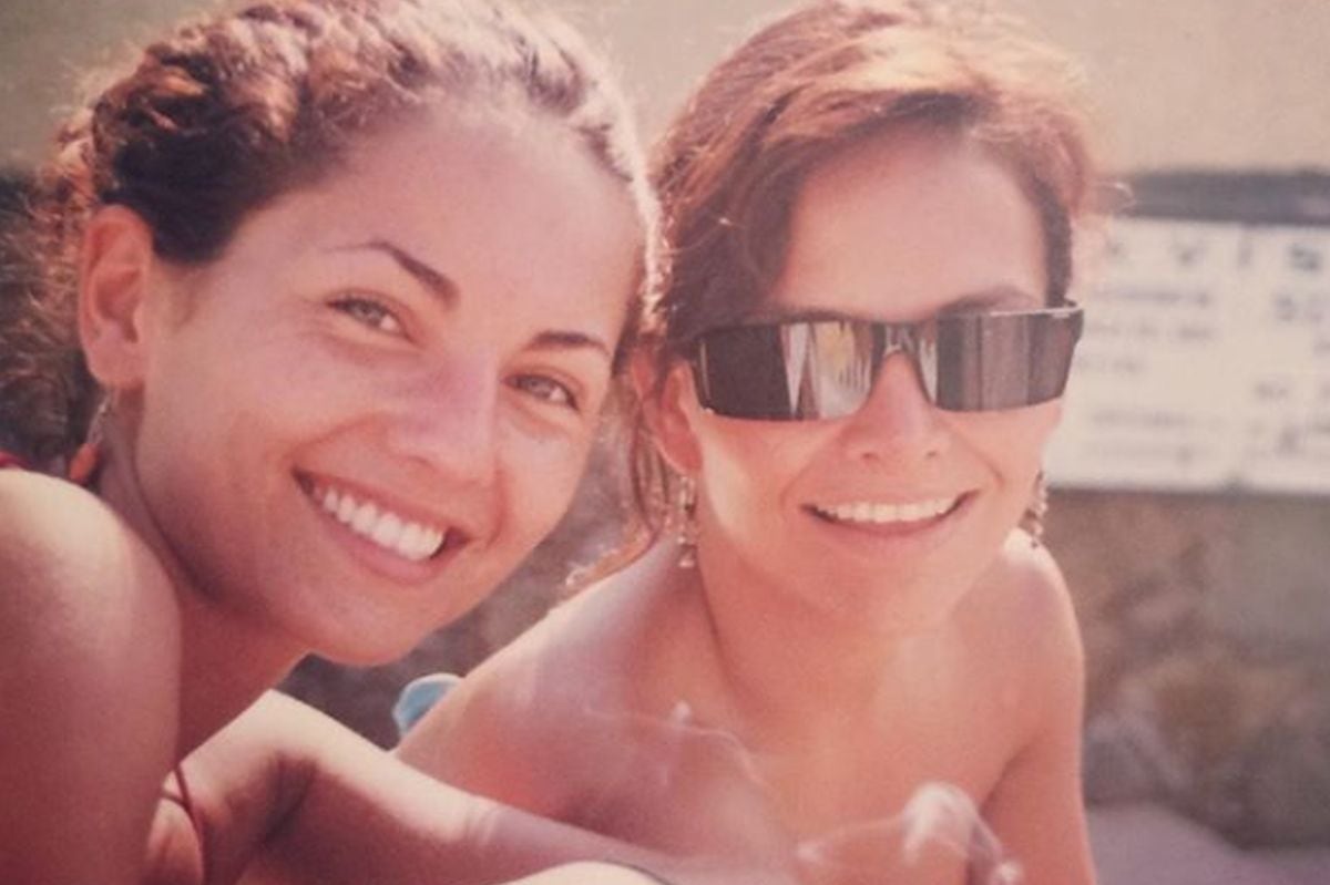 Bárbara Mori cuando era jovencita disfrutando de un día de playa (Foto: Instagram de Bárbara Mori)