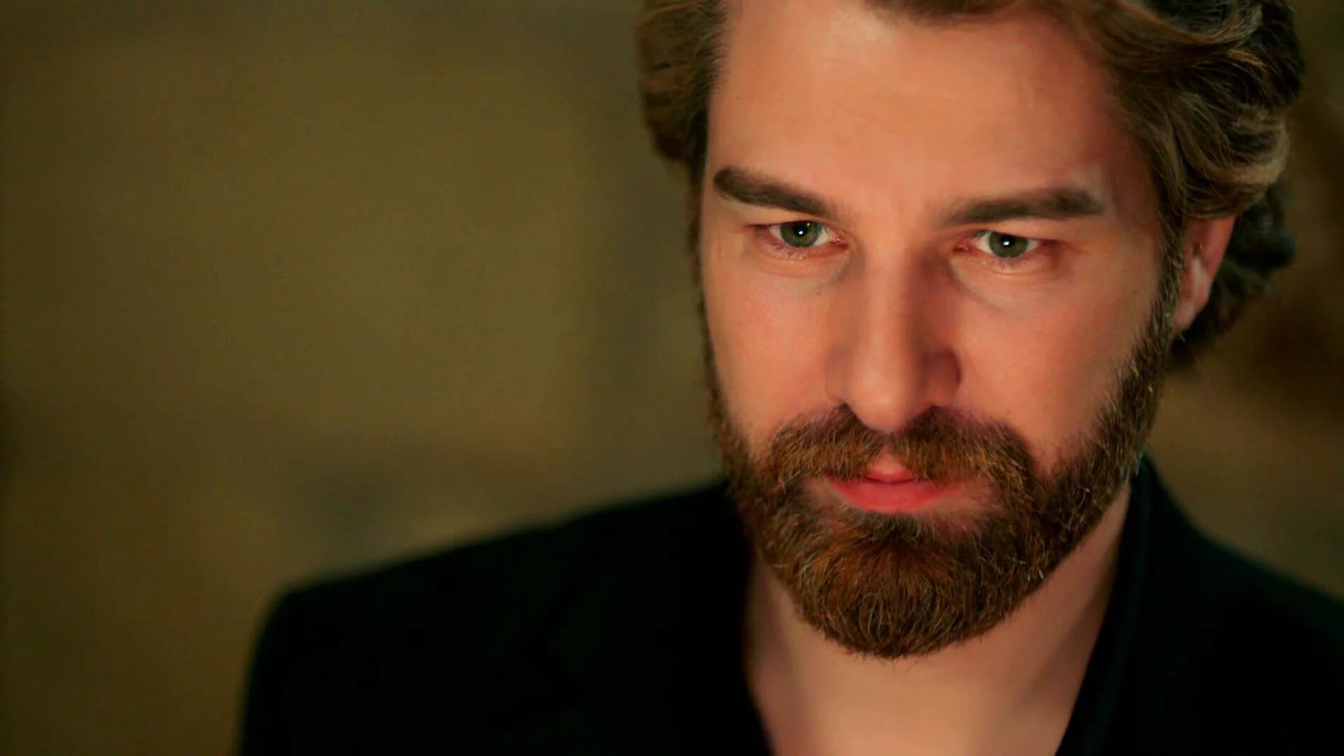 Furkan Palalı como Fikret Fekeli en la telenovela turca "Tierra amarga" (Foto: Tims & B Productions)