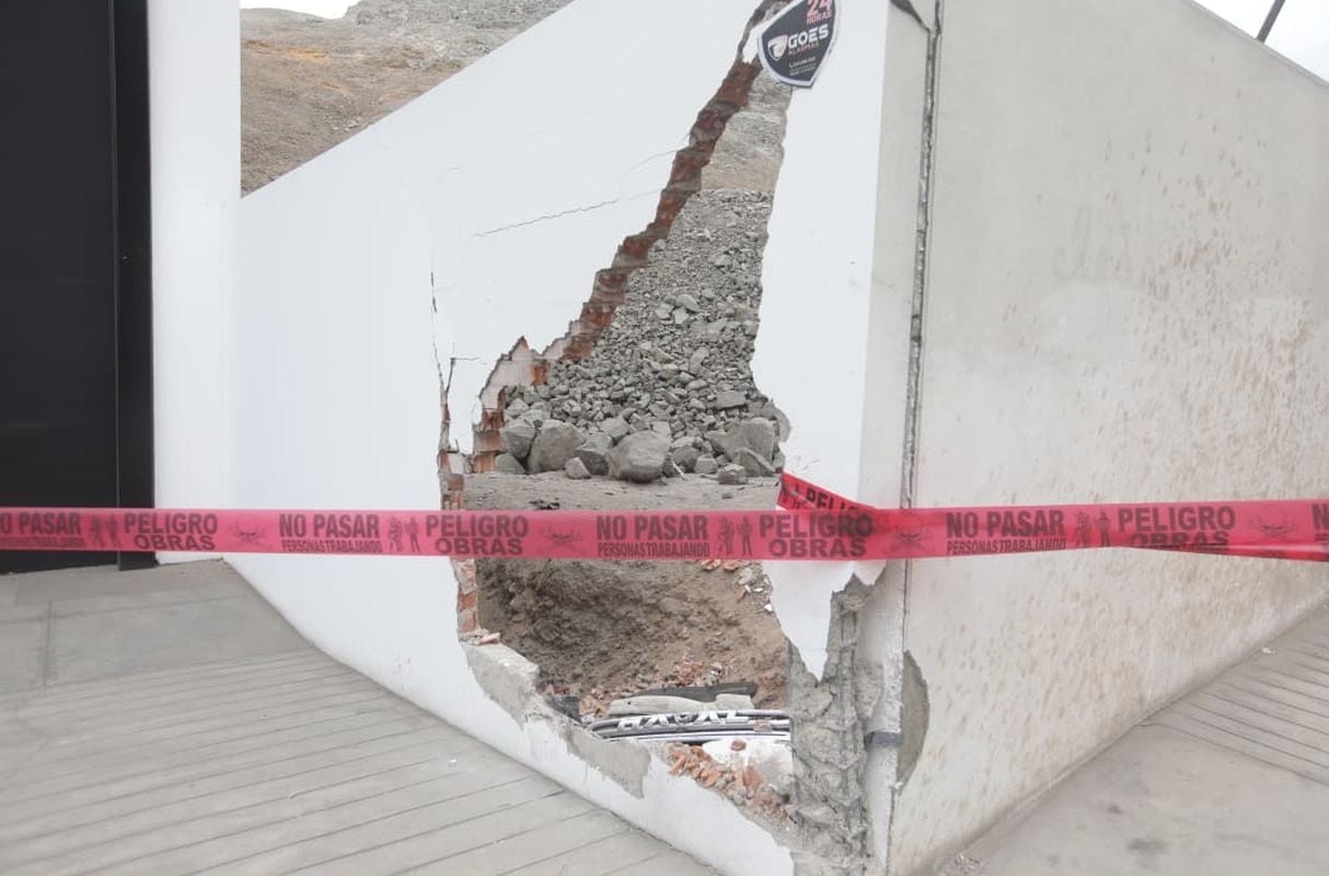 Así quedó el muro contra el que impactó la camioneta de Laura Spoya. (Foto: Violeta Ayasta @photo.gec)
