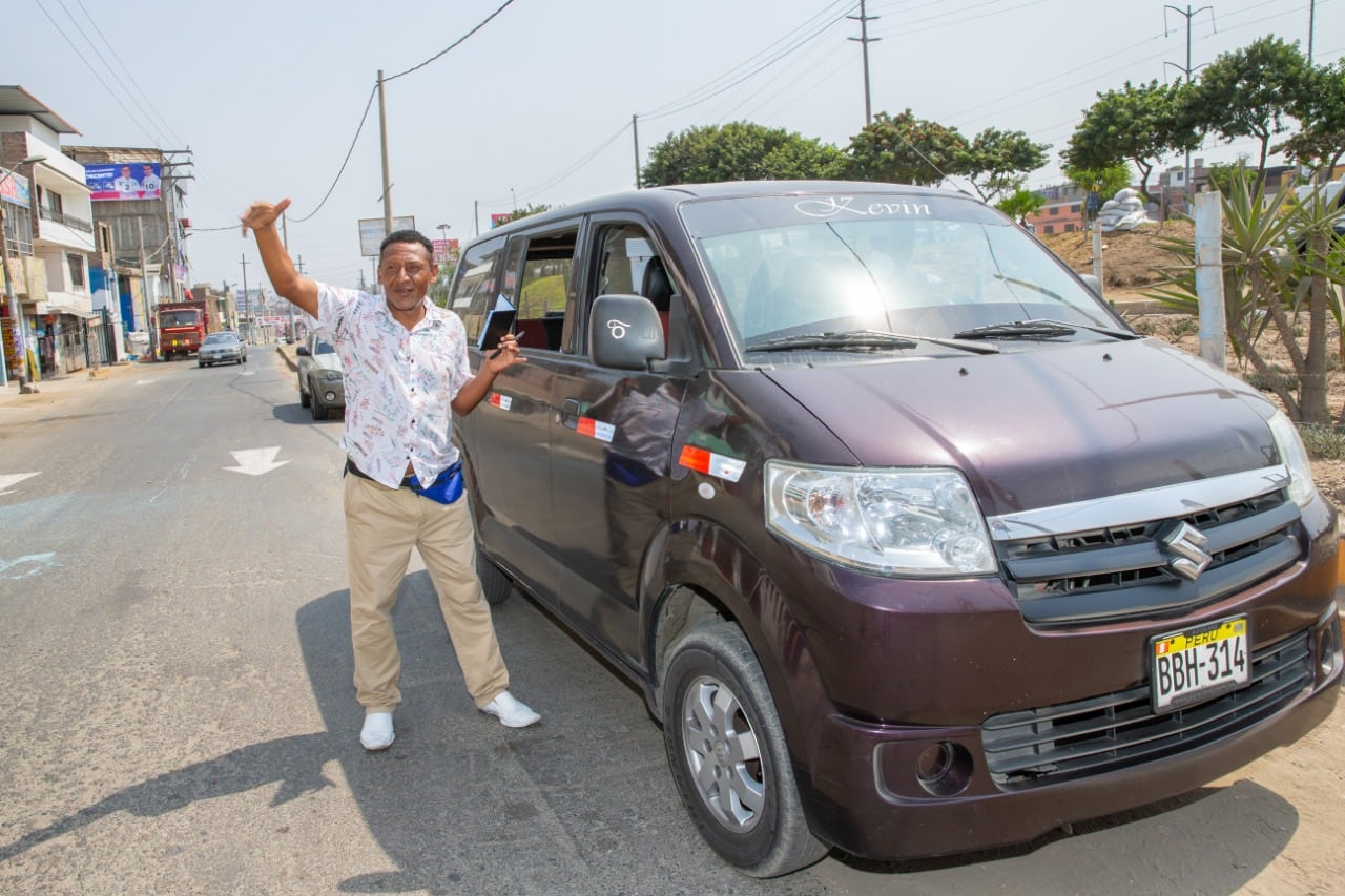 Luis Tordoya en su nuevo oficio de 'llenador' (Foto: Allengino Quintana/GEC)