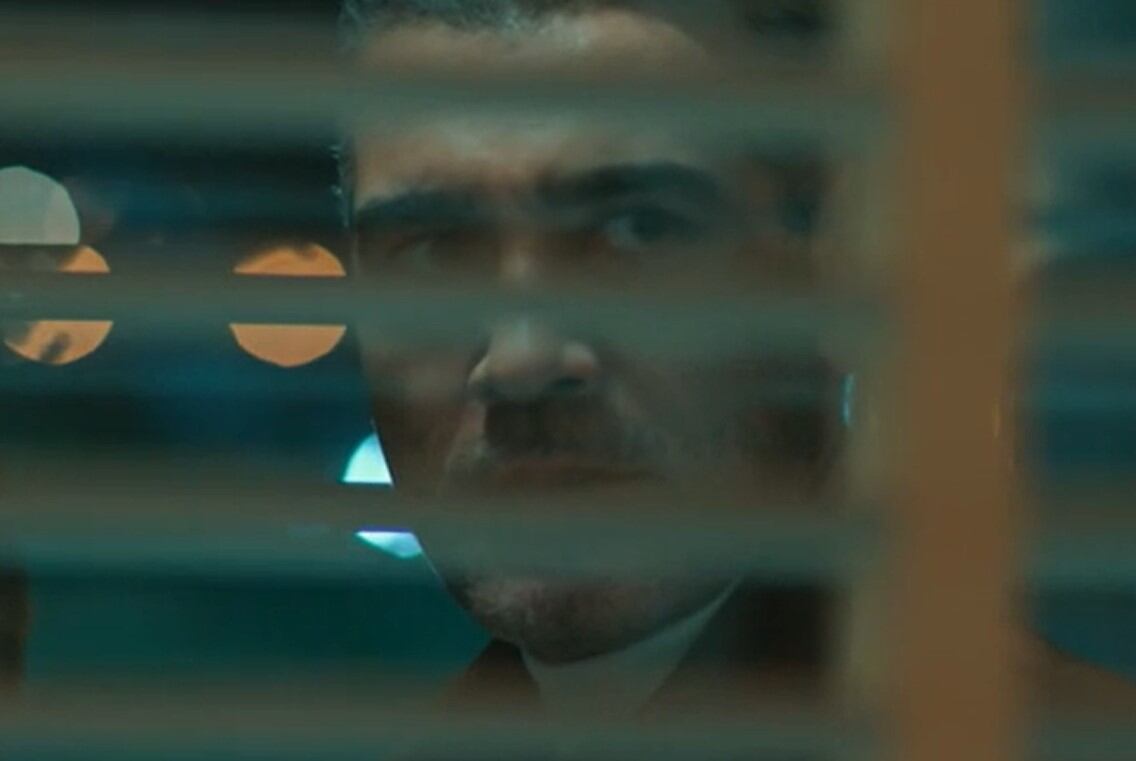 Volkan mira de lejos lo que ocurre en la fiesta de año nuevo (Foto: Medyapim)