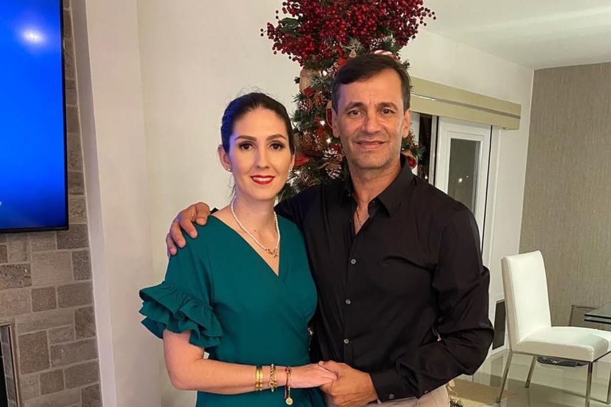 Fabián Bustos al lado de su esposa y madre de sus hijas (Foto: @fabianbustos55)