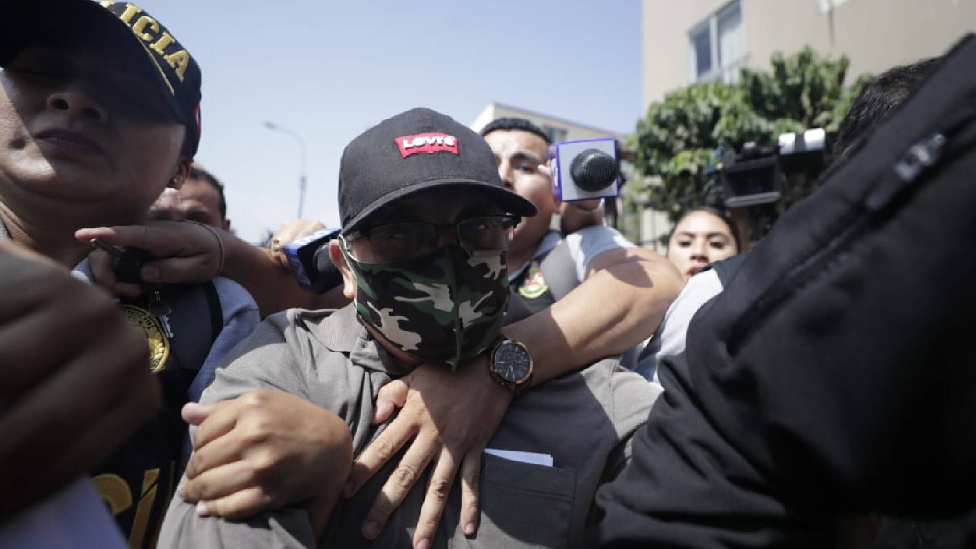 Nicanor Boluarte es trasladado a sede policial en Centro de Lima.