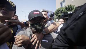 Nicanor Boluarte es trasladado ENMARROCADO a sede policial en Centro de Lima