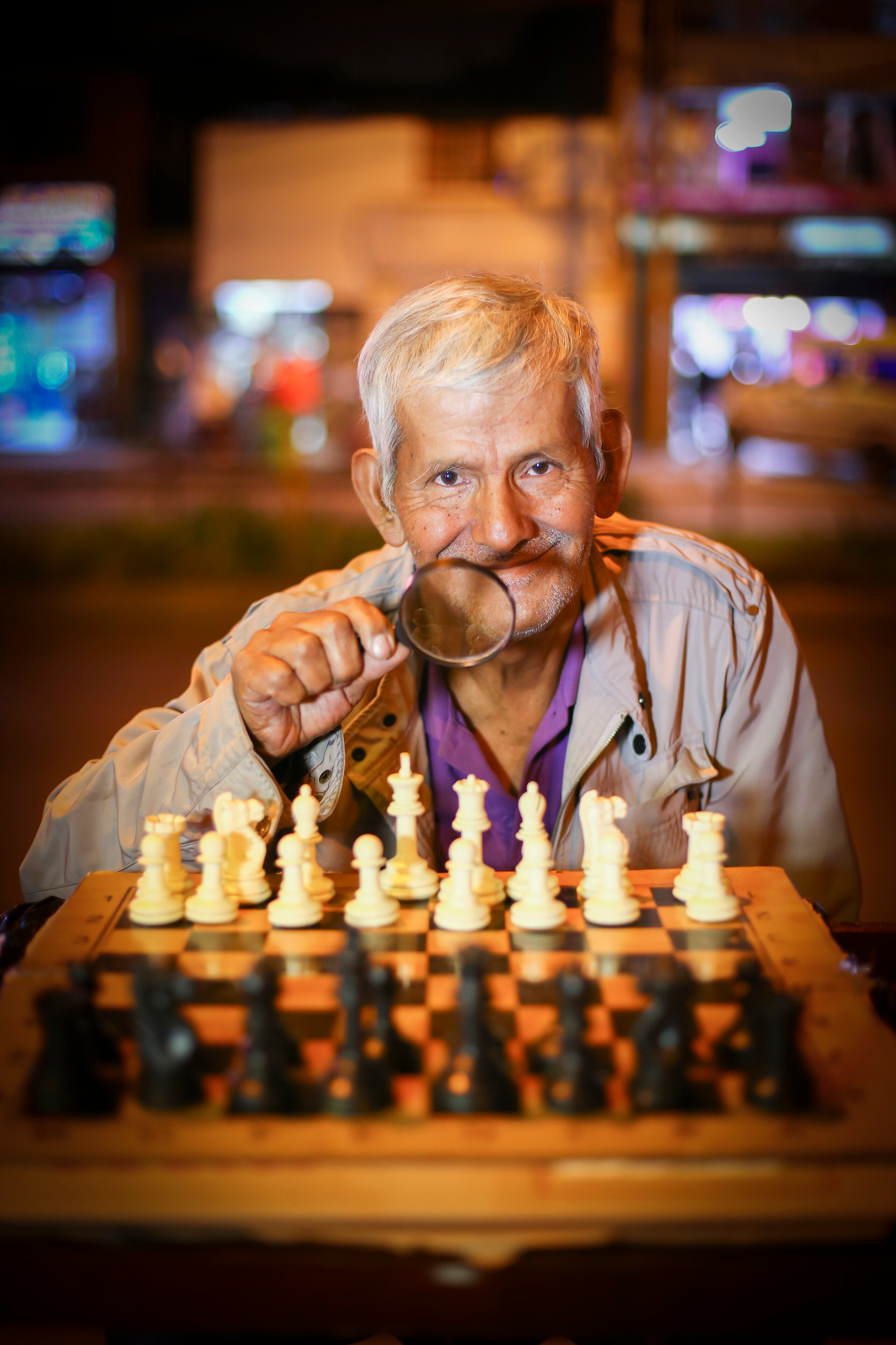 Walter Segura Cárdenas enseña ajedrez en Santa Luzmila, Comas. Foto: César Bueno