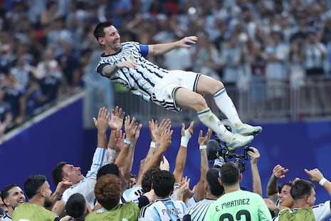 Lionel Messi jugó su peor partido del campeonato; pero a los 68’ le bastó frotar el balón para ser influy...
