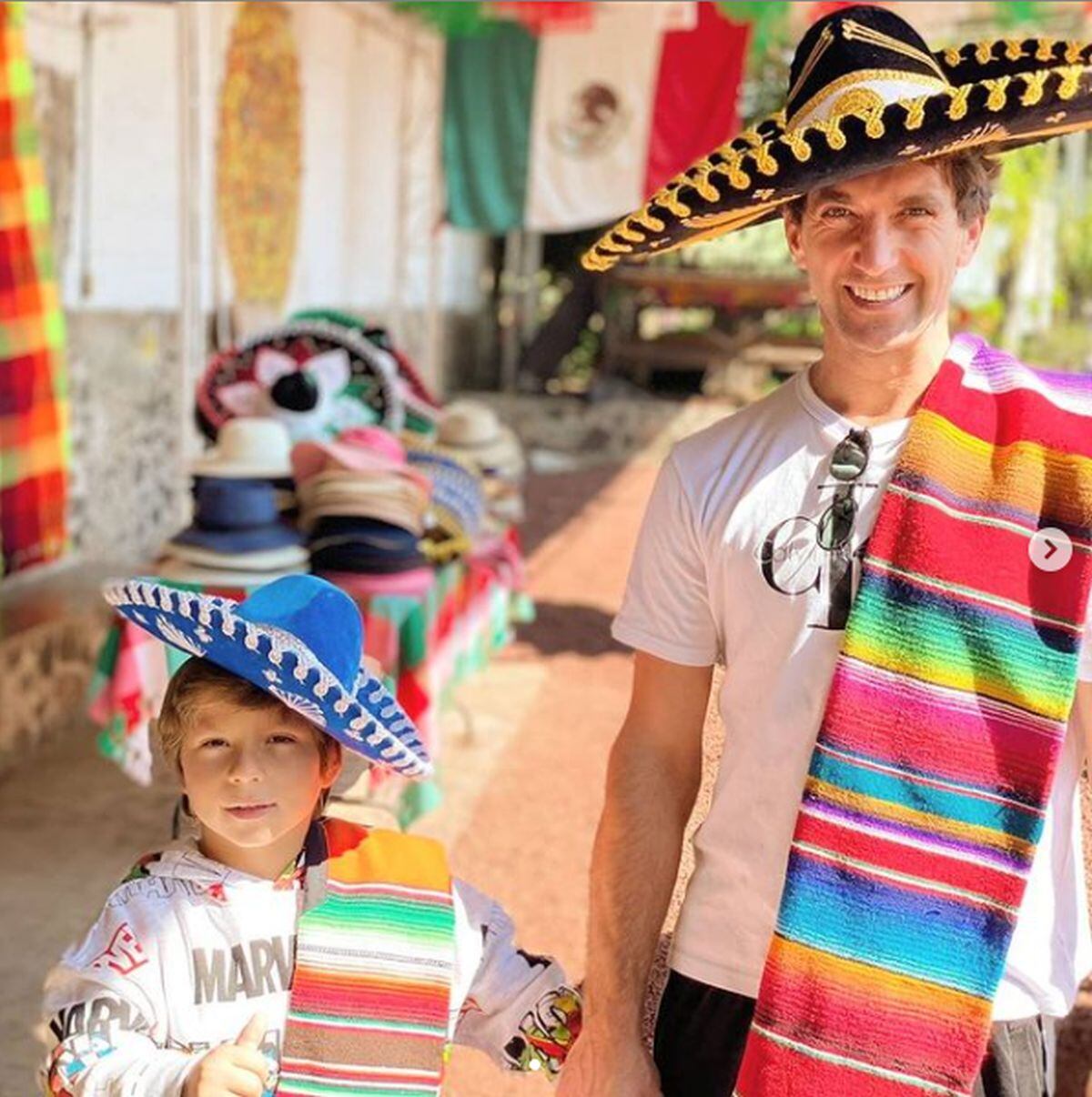 El torero al lado de su pequeño en México, donde fueron recibidos por Sheyla Rojas (Foto: Antonio Pavón / Instagram)