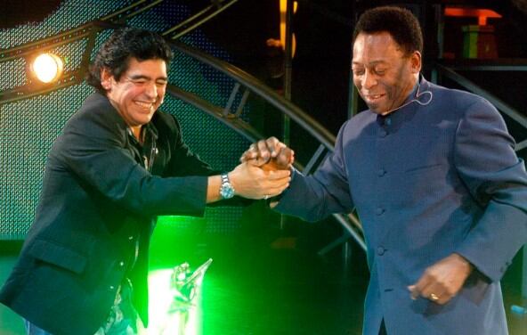 El ex crack del Nápoli y la leyenda del Santos tuvieron el encuentro más esperado por todos los amantes del fútbol (Foto: EFE)