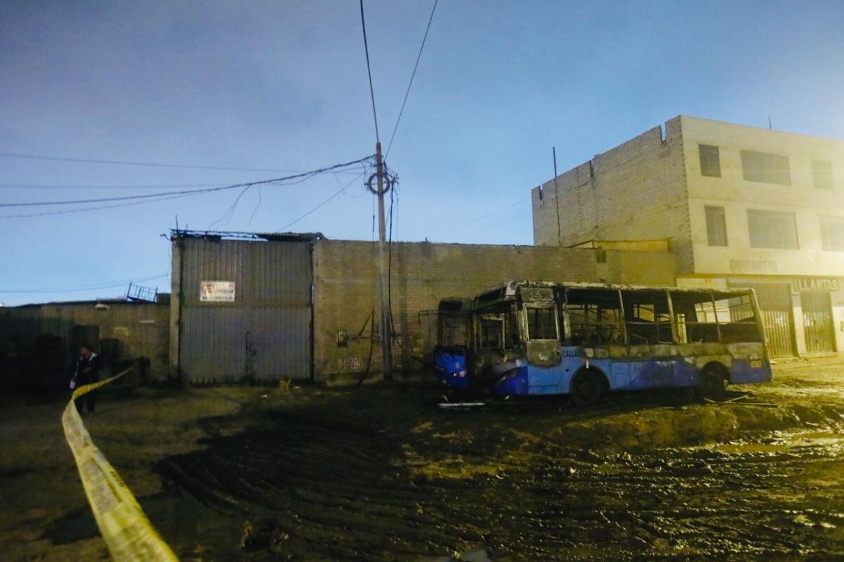 Dos buses fueron incendiaron en la avenida Pacasmayo en San Martín de Porres. Choferes denuncian extorsión. Fotos: @photo.gec