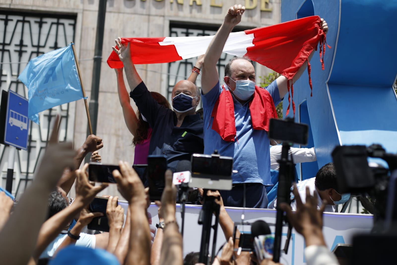 Rafael López Aliaga recibió el respaldo de Hernando de Soto en manifestación afuera del Jurado Nacional de Elecciones ( César Bueno /GEC)