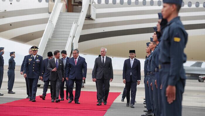 El presidente del Consejo de Ministros, Gustavo Adrianzén, dio la bienvenida al sultán de Brunéi Darussalam, Haji Hassanal Bolkiah. FOTO: PCM