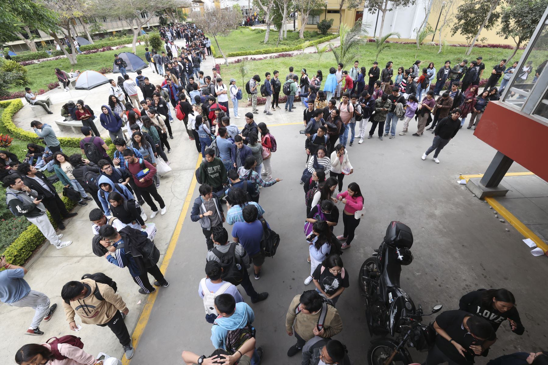 Largas colas se formaron en el campus de la UNMSM desde el domingo. Foto: ANDINA.