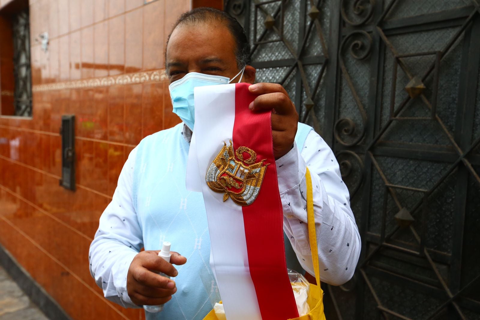 Dante Grados y su familia confeccionan las bandas presidenciales desde hace varias décadas. (Trome / Hugo Curotto)