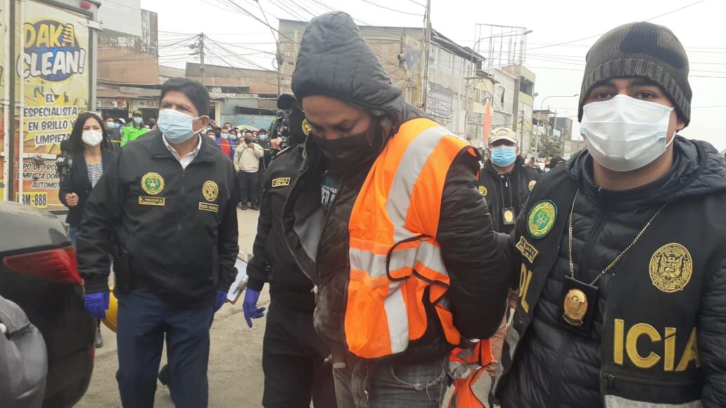 Yenzy Yonel Pérez Yngunza (35), ‘Pongo’, Julio Daniel Frías Ramos (42), ‘Pelé’, y Luis Enrique García Rosas (51), ‘Cuto’, fueron intervenidos en el frustrado asalto a un banco, en Villa El Salvador. (foto: Mónica Rochabrum/TROME)