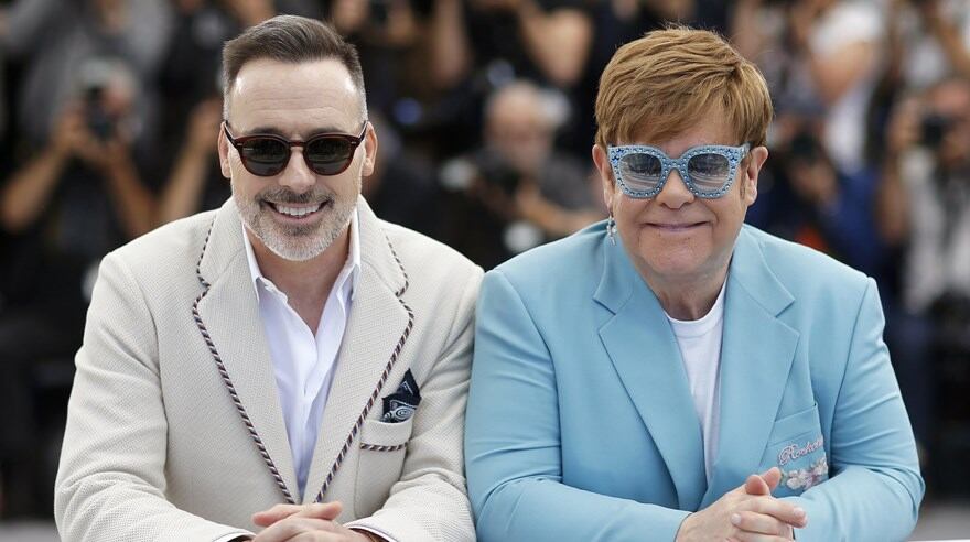 Elton John y su esposo, David Furnish, en Cannes 2019. (Foto: Agencias)