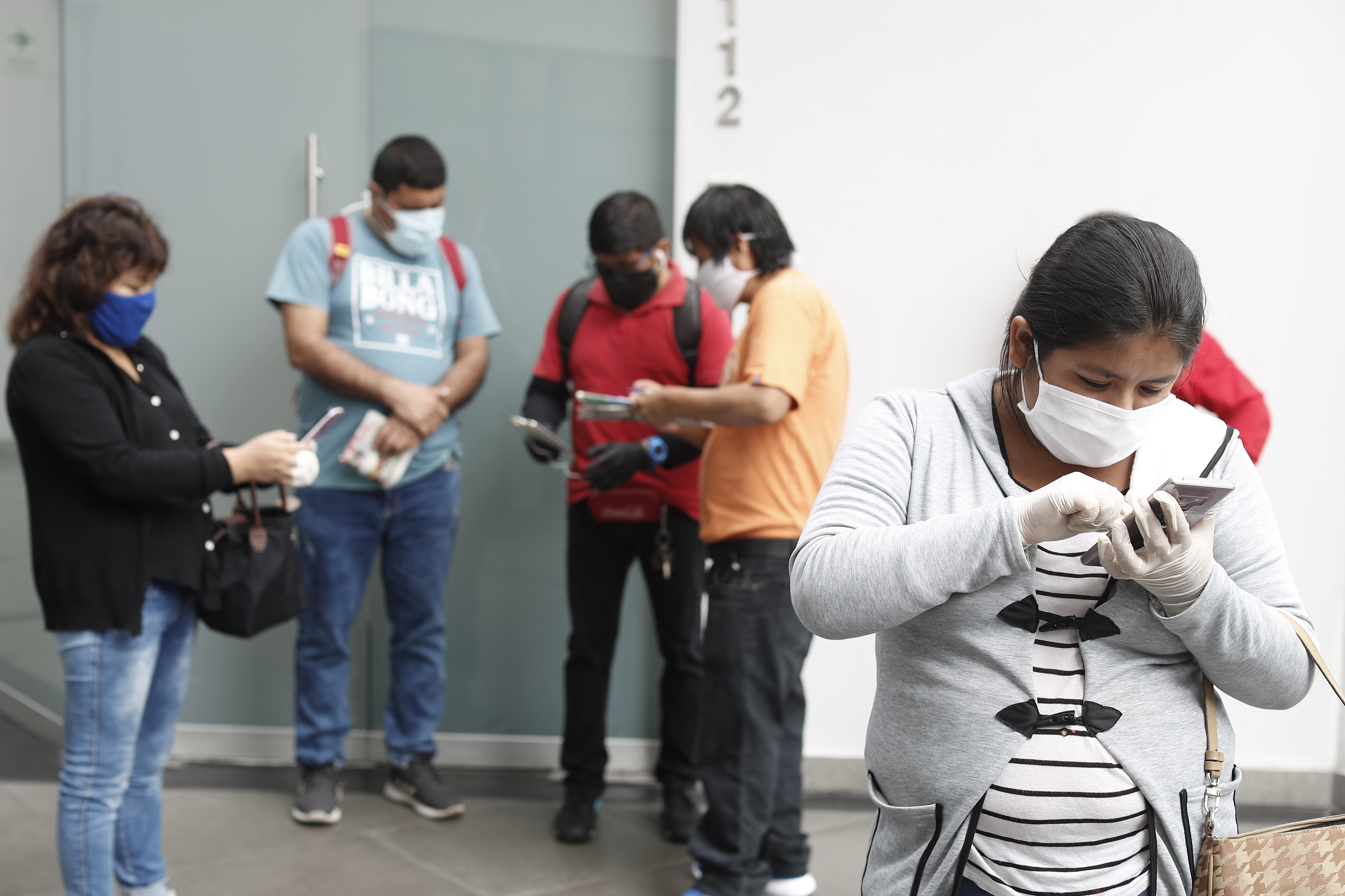 Personas en los exteriores de la AFP para solicitar información sobre el retiro de sus aportaciones (Foto: César Campos/GEC)