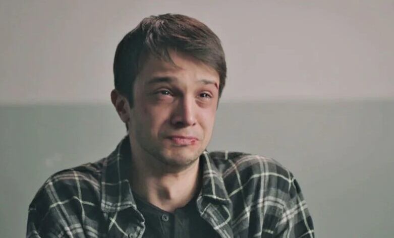 Çinar golpeado y atrapado como principal sospechoso de la muerte de Zafer (Foto: Ay Yapım)