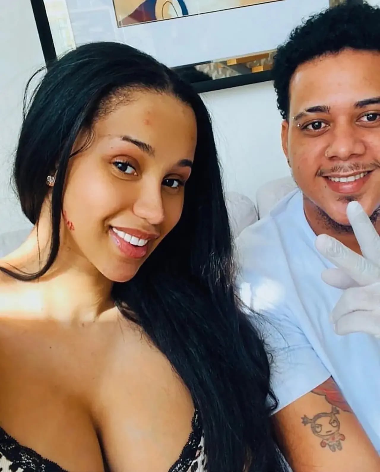 En enero, Cardi dijo que revelaría el nombre de su hijo Wave al tatuarlo a lo largo de su mandíbula, pero ninguna de las letras rojas parece ser "W".
(robinson_tattoo69/Instagram)