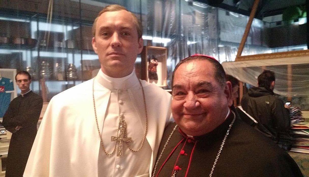 Ramón García junto a Jude Law en “The Young Pope”. (Foto: @ramongarciamoficial)