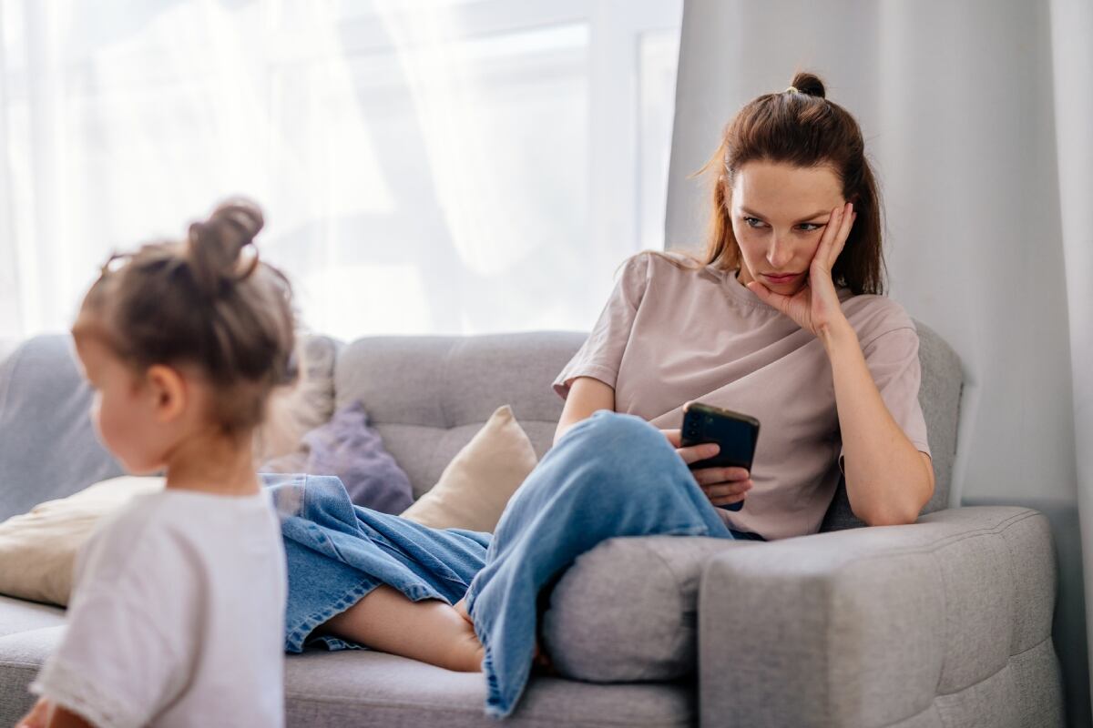 Muchos papás y mamás viven pendientes del celular e ignoran a sus hijos. Foto: Istock.