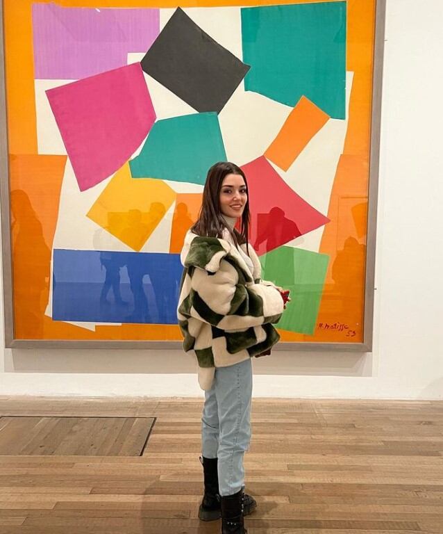 La actriz Hande Erçel visitando el lugar llamado Tate Modern (Foto: Hande Erçel / Instagram)