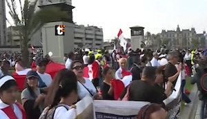 ¡Defienden a la PNP! Personas participan en Marcha por la Paz frente al Palacio de Justicia: “Son más los buenos”