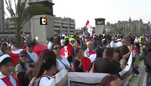 TROME - ¡Defienden a la PNP! Personas participan en Marcha por la Paz frente al Palacio de Justicia: “Son más los buenos”
